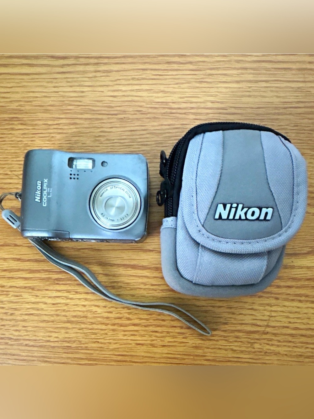 Nikon COOLPIX L2 Compact Digital Camera 6.0MP 3x Zoom 2in Screen Gray Case